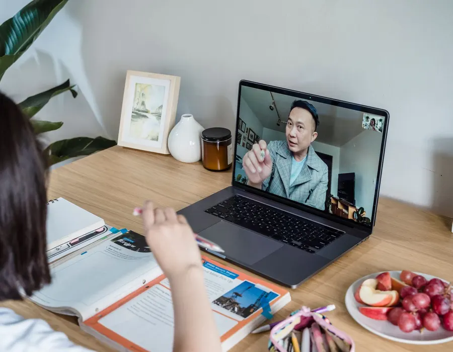 Ilustrasi murid belajar Mandarin online lewat video call