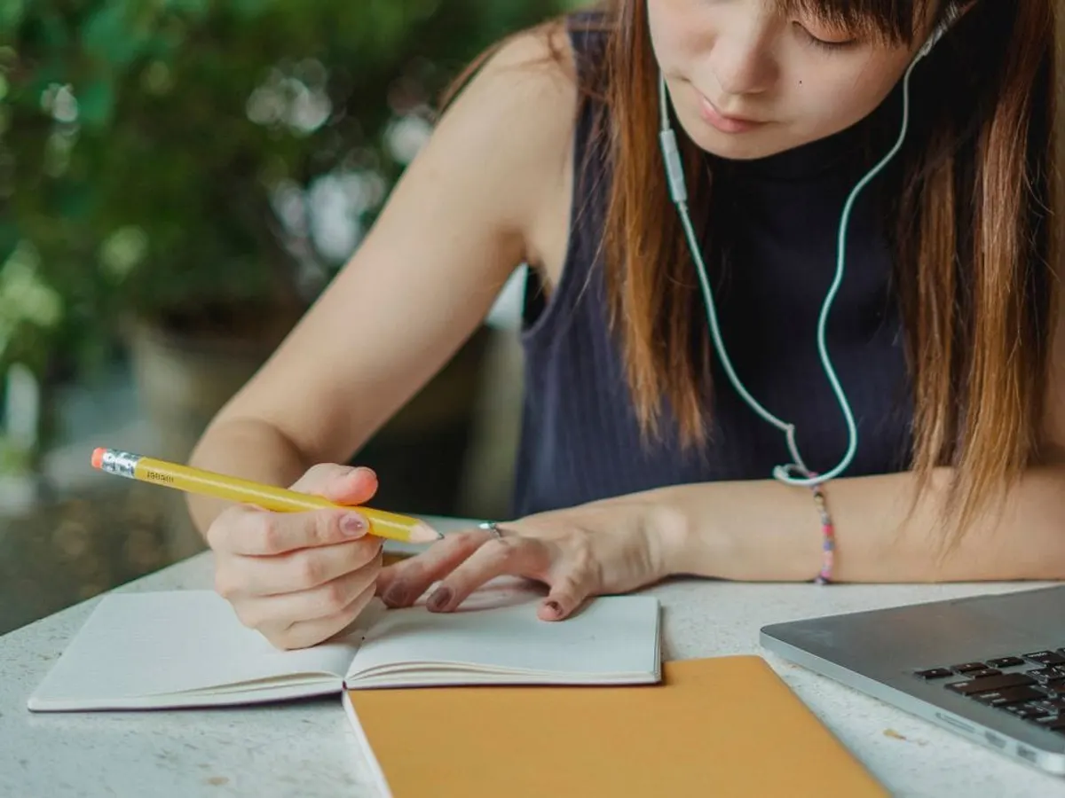 Ilustrasi pelajar belajar online dengan laptop