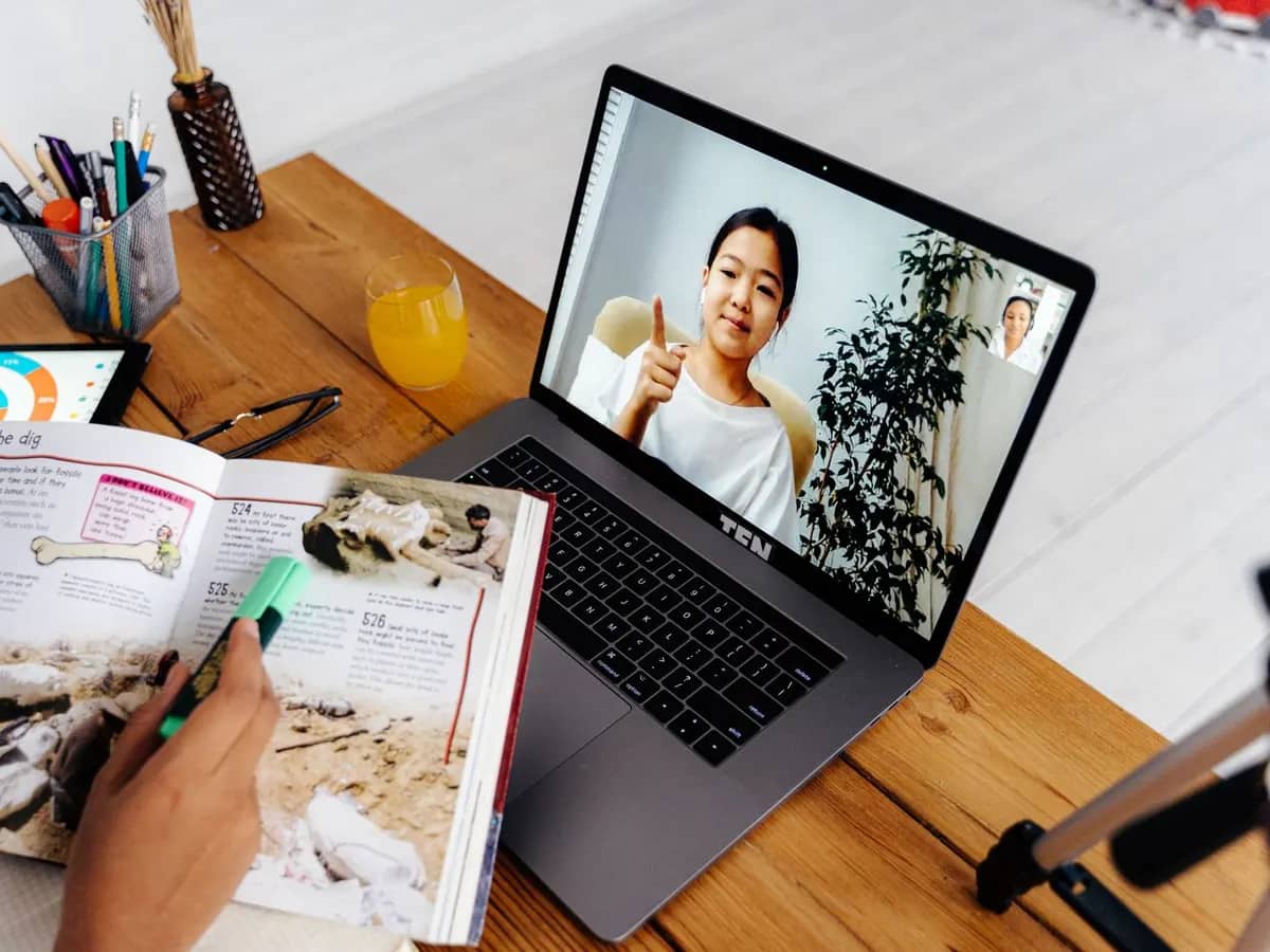 Ilustrasi murid belajar Mandarin lewat video call di laptop